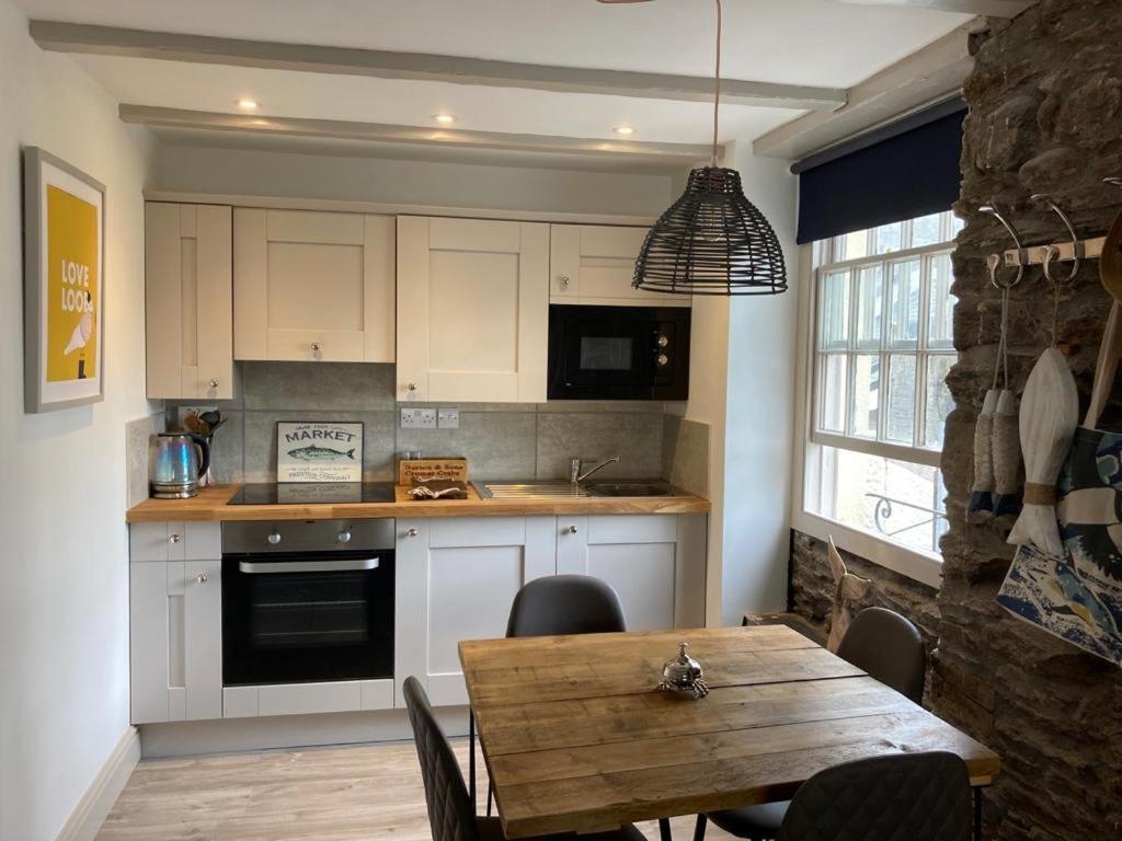 "Prospect House" - Two Private Apartments In This 17Th Century Cottage - Apartment 2 Has A Kids Cabin Bunk Room - Book Both Apartments For One Large House With Connecting Door In Lobby - Public Parking Outside Looe Buitenkant foto